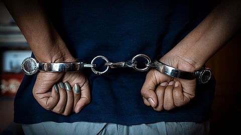কারওয়ান বাজারে পুলিশের এডিসিকে ছুরিকাঘাত করে পালিয়ে যাওয়া ছিনতাইকারীকে গ্রেফতার