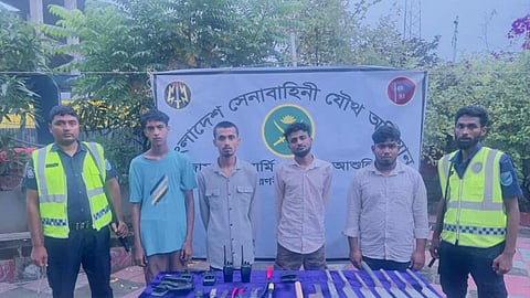 বিপুল পরিমাণ দেশীয় অস্ত্রসহ কিশোর গ্যাংয়ের ৪ সদস্যকে গ্রেফতার করেছে যৌথ বাহিনী