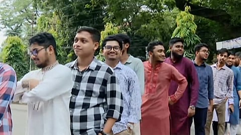 ডাকসু নির্বাচন: ভোটারদের দীর্ঘ লাইন, কেন্দ্র ঘুরে দেখছেন প্রার্থীরা