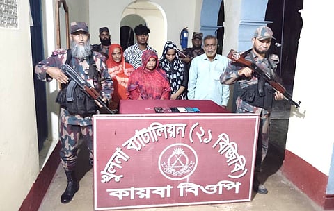 অবৈধ ভাবে ভারতে প্রবেশের সময় নারীসহ আটক ০৫