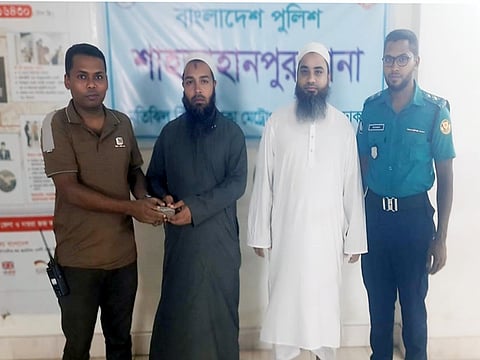 পরিত্যক্ত অবস্থায় পাওয়া ৫০ হাজার টাকার অধিক নগদ অর্থ প্রকৃত মালিককে ফিরিয়ে দিলেন সাব-ইন্সপেক্টর