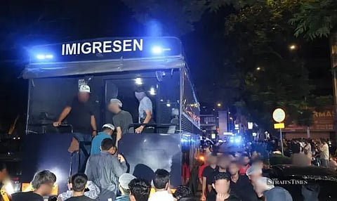 মালয়েশিয়ায় বিশেষ অভিযানে বাংলাদেশিসহ ১৯৯ জন আটক