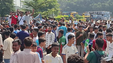 টাঙ্গাইলকে ঢাকা বিভাগে রাখার দাবিতে মহাসড়ক অবরোধ