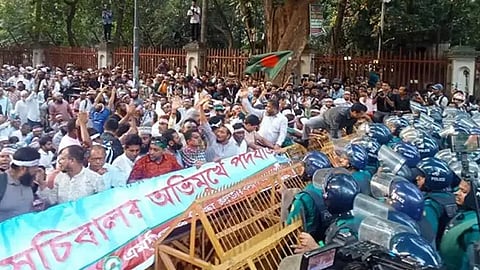 সারারাত হাইকোর্টের সামনে অবস্থান করবেন শিক্ষকরা, কাল শাহবাগ অবরোধ