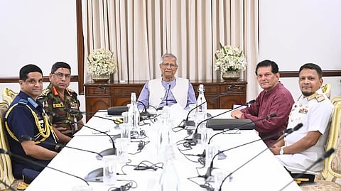 প্রধান উপদেষ্টার সঙ্গে তিন বাহিনীর প্রধানের সাক্ষাৎ, নির্বাচন প্রস্তুতি নিয়ে আলোচনা