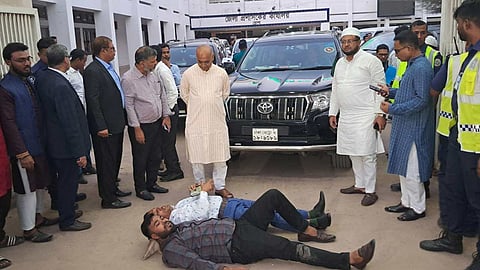 ভোলায় তিন উপদেষ্টাকে অবরুদ্ধ করলেন স্থানীয়রা