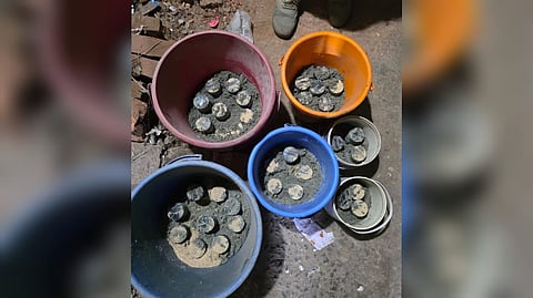 মোহাম্মদপুরের জেনেভা ক্যাম্প থেকে ৩৫টি তাজা ককটেল ও ককটেল তৈরির সরঞ্জাম উদ্ধার