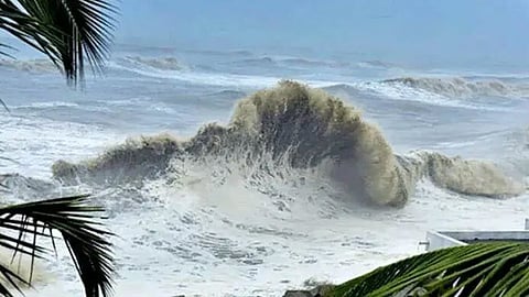 সাগরে ঘূর্ণিঝড় ‘ডিটওয়াহ’: ৪ বন্দরে ২ নম্বর সংকেত
