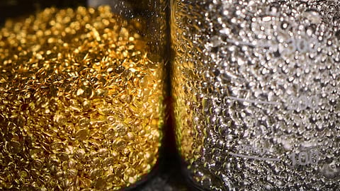 বিশ্ববাজারে ফের বাড়ছে স্বর্ণের দাম, রুপায় নতুন রেকর্ড