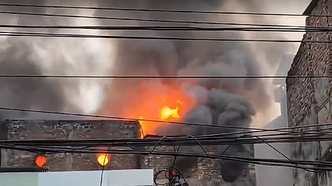 চকবাজারে আগুন নিয়ন্ত্রণে ফায়ার সার্ভিসের ৭ ইউনিট