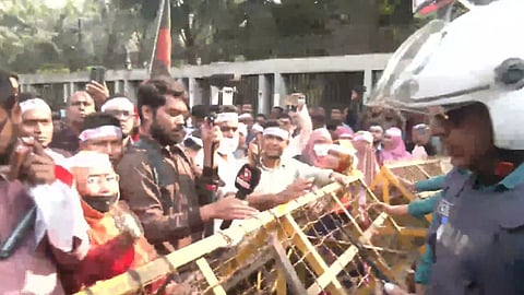 এনটিআরসিএ’র সনদধারী নিয়োগবঞ্চিতদের ‘লংমার্চ টু যমুনা’ আটকে দিলো পুলিশ