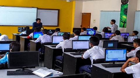 ডিজিটাল ক্লাসরুমের দেশে পরিবর্তন: সুবিধা–চ্যালেঞ্জ–মোকাবেলার বাস্তব চিত্র