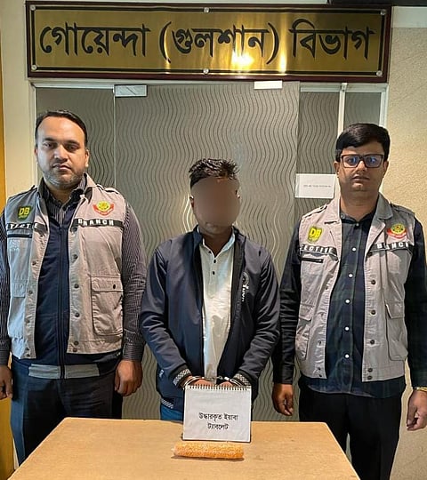 ২০০০ পিস ইয়াবাসহ এক মাদক কারবারিকে গ্রেফতার করেছে ঢাকা মহানগর গোয়েন্দা পুলিশ (ডিবি)