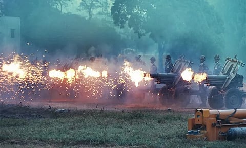 মহান স্বাধীনতা যুদ্ধের বীর শহীদদের প্রতি গান স্যালুট প্রদর্শন সেনাবাহিনীর