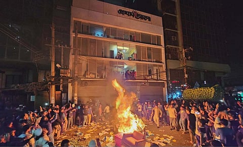 প্রথম আলো ও ডেইলি স্টার অফিসে হামলা-ভাঙচুর