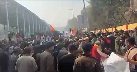 দিল্লিতে বাংলাদেশ হাইকমিশনের সামনে বিক্ষোভ, ব্যারিকেড ভেঙে ভেতরে ঢোকার চেষ্টা