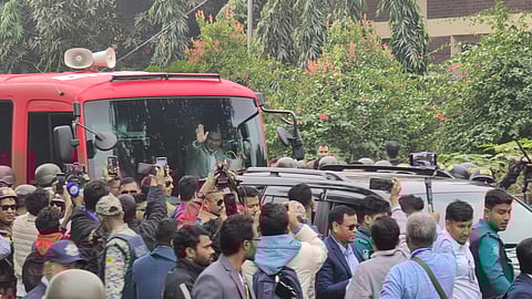 স্বাগত জানাতে পথে পথে মানুষের ঢল, হাসিমুখে হাত নাড়ছেন তারেক রহমান