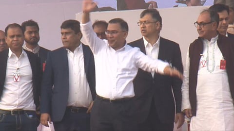 জনতার ভালোবাসায় সিক্ত হয়ে সংবর্ধনা মঞ্চে উঠলেন তারেক রহমান