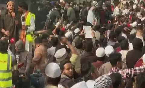 হাদি হত্যার বিচারের দাবিতে ইনকিলাব মঞ্চের শাহবাগ অবরোধ