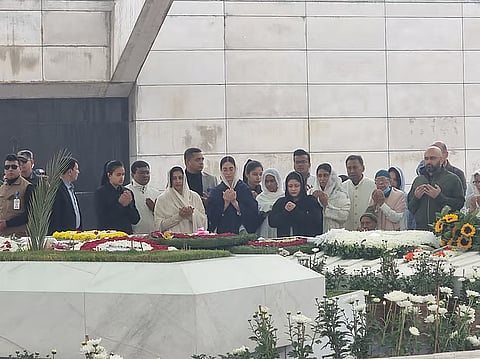 খালেদা জিয়ার কবর জিয়ারতে
নাতনি-পুত্রবধুসহ পরিবারের সদস্যরা