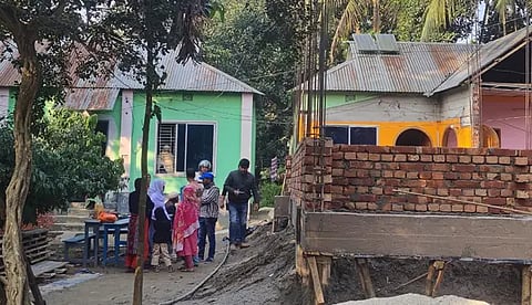 শিক্ষিকাকে বেঁধে বাসায় ডাকাতি