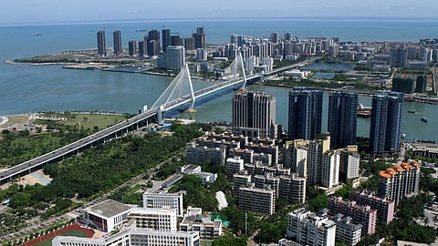 পর্যটন কেন্দ্র থেকে বিশ্ববাণিজ্য কেন্দ্র: হাইনানকে বিশ্বের বৃহত্তম মুক্ত-বাণিজ্য বন্দর বানাচ্ছে চীন