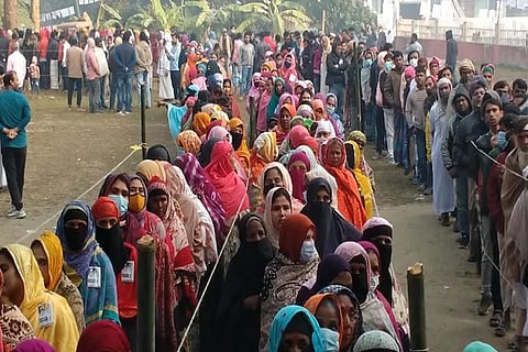 উৎসবমুখর পরিবেশে চলছে ভোটগ্রহণ, সকাল থেকেই লাইনে ভোটাররা