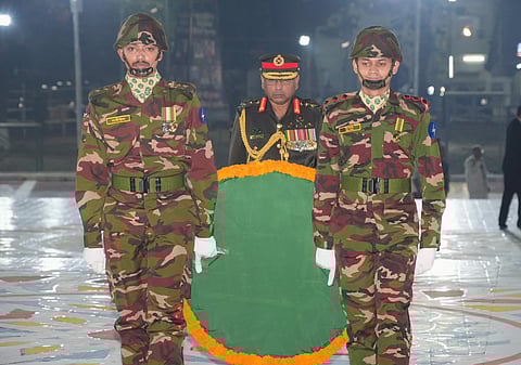 কেন্দ্রীয় শহীদ মিনারে সেনাপ্রধানের শ্রদ্ধাঞ্জলি