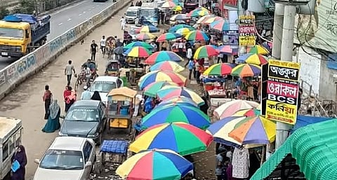 সাভারের বিভিন্ন এলাকায় ফুটপাত দখল করে হকারদের দৌরাত্ম্য: তীব্র যানজট, জনদুর্ভোগ ও চাঁদাবাজি বৃদ্ধি