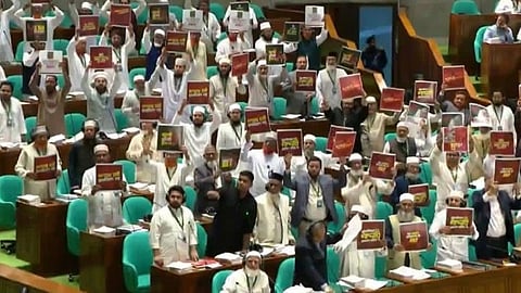 সংসদে রাষ্ট্রপতির বক্তব্যের আগে প্ল্যাকার্ড হাতে বিরোধীদলের প্রতিবাদ