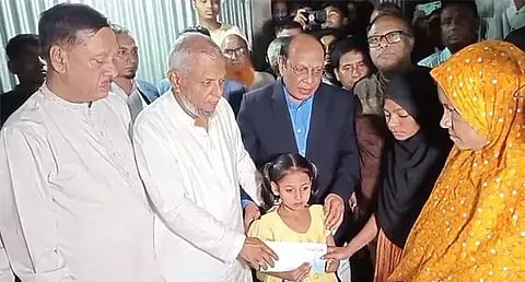 বাচ্চু মিয়ার পরিবারের সাথে প্রবাসী কল্যাণ মন্ত্রী ও সিনিয়র সচিব