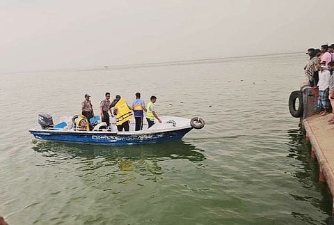 ফেরিতে ওঠার সময় নদীতে ডুবলো যাত্রীবাহী বাস, বহু হতাহতের আশঙ্কা