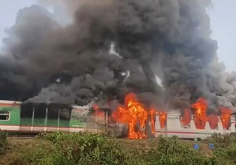 “চট্টলা এক্সপ্রেস” ট্রেনে ভয়াবহ আগুন
