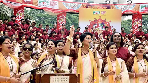 রেজওয়ানা চৌধুরী বন্যার নেতৃত্বে হাজার কণ্ঠে বর্ষবরণ