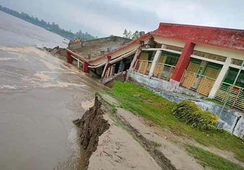 নদীভাঙনের আড়ালে ‘বালু সিন্ডিকেট’: প্রতিবছর বিলীন হচ্ছে হাজারো একর জমি, বাড়ছে উদ্বাস্তু মানুষ