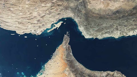 যুদ্ধবিরতি লঙ্ঘনের অভিযোগে হরমুজ প্রণালি খোলা ‘সম্ভব নয়’: ইরান