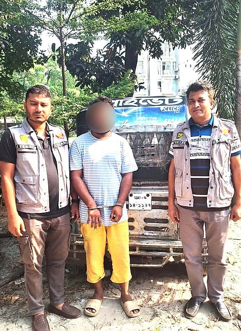 একটি সিএনজিসহ প্রতারক চক্রের এক সদস্যকে গ্রেফতার করেছে ডিবি