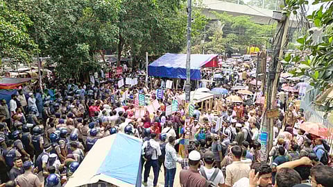 নিয়োগপত্রের দাবিতে শাহবাগে প্রাথমিকে সুপারিশপ্রাপ্তদের অবস্থান