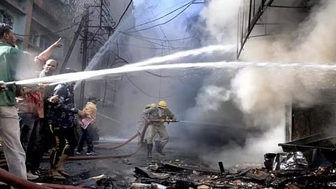 തിരുപ്പത്തൂരില് പടക്കക്കടയില് തീപിടിത്തം: 5 വയസുള്ള കുട്ടിയടക്കം 2 പേര് മരിച്ചു