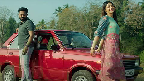 കാറിനേയും ഗൗരിയേയും ഒരു പോലെ പ്രണയിക്കുന്ന മഹേഷിൻ്റെ ട്രയാംഗിൾ പ്രണയം: 'മഹേഷും മാരുതി'യുടെ പുതിയ ഗാനം പുറത്തിറങ്ങി