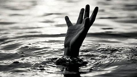 കോട്ടയത്ത് ജലഗതാഗത വകുപ്പിന്റെ ബോട്ടിടിച്ച് വള്ളം മറിഞ്ഞു; വിദ്യാർഥിനിയെ കാണാതായി