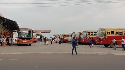 ബസുകൾക്കിടയിൽ കുടുങ്ങി യാത്രക്കാരന് ദാരുണാന്ത്യം: സംഭവം കോട്ടയം കെഎസ്ആർടിസി സ്റ്റാൻഡിൽ