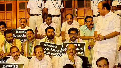 'ഇന്ധന സെസും നികുതി വർധനവും പിന്വലിക്കണം'; നിയമസഭയിൽ  4 പ്രതിപക്ഷ എംഎൽഎമാർ  സത്യാഗ്രഹത്തിൽ