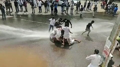 കോട്ടയത്ത് യൂത്ത് കോൺഗ്രസിന്റെ പ്രതിഷേധം അക്രമാസക്തമായി; പൊലീസ് ജലപീരങ്കി ഉപയോഗിച്ചു