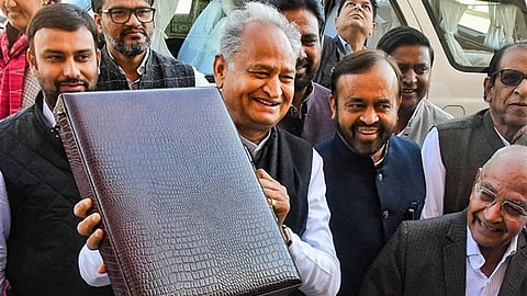 'സോറി, ബജറ്റ് മാറിപ്പോയി': രാജസ്ഥാനില് പഴയ ബജറ്റ് അബദ്ധത്തിൽ അവതരിപ്പിച്ച് മുഖ്യമന്ത്രി