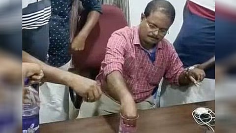 പ്രസവം നിര്ത്താനുള്ള ശസ്ത്രക്രിയ നടത്താൻ 2,500 രൂപ: കൈക്കൂലി വാങ്ങുന്നതിനിടെ ഡോക്ടര് പിടിയില്