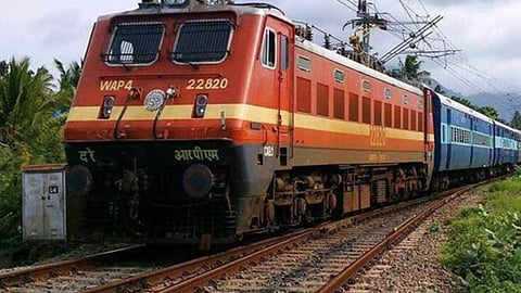 വളപട്ടണത്ത്  ട്രെയിൻ തട്ടി 2 പേർ മരിച്ചു