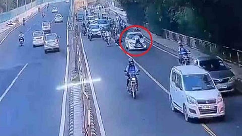 പൊലീസ് ഉദ്യോഗസ്ഥനെ കാറിന്റെ ബോണറ്റിൽ ഇരുത്തി കിലോമീറ്ററോളം വലിച്ചിഴച്ചു; അറസ്റ്റ് (വീഡിയോ)