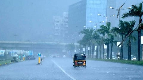 സംസ്ഥാനത്ത് അടുത്ത 3 മണിക്കൂറിൽ ഇടിയോടുകൂടിയ മഴയ്ക്കു സാധ്യത; മുന്നറിയിപ്പ്