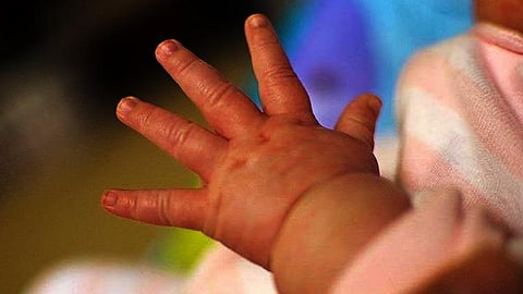 ഇടുക്കിയിൽ പതിനാറുകാരി പ്രസവിച്ചു; സഹപാഠിക്കായി തെരച്ചിൽ